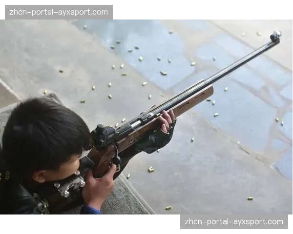 特写：鲁内与新教练莫拉托格鲁在训练场上的激烈讨论