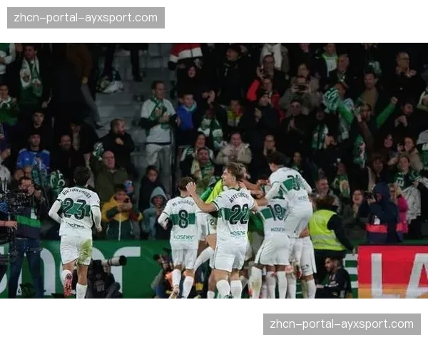 诺伊尔开场传球失误，居莱尔30米外吊射空门为皇马取得领先